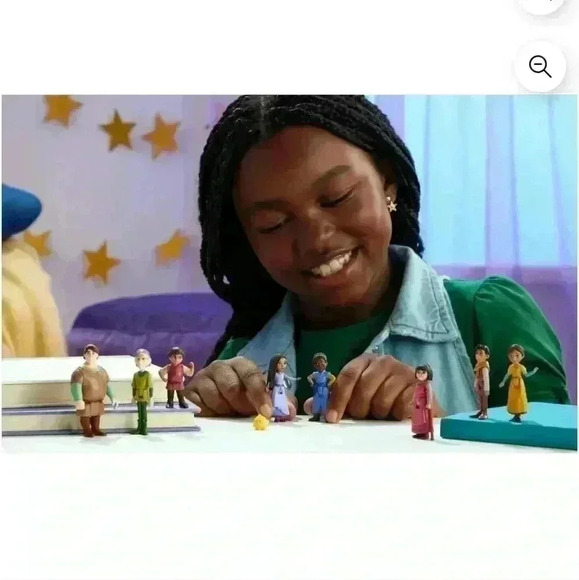 Disney’s Wish The Teens Pack of 8 Posable Mini Dolls & Star Figure - Picture 3 of 3